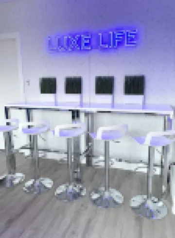 Modern 2Br Indoor Pool Near NYC & MetLife