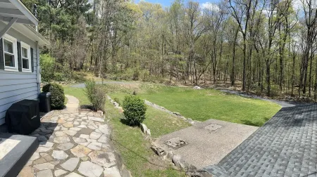 6 minutes to RaystownSynders Boat Launch. Room to park a boat. 40 miles to PSU!