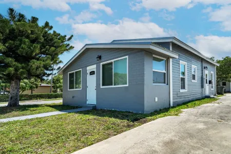 Cozy Downtown Bungalow