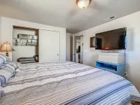 Incredible Whole Condo with Heated Pool and Jacuzzi Next to Venice Island/Beach