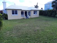 Cozy stand alone cottage with Bermuda Character Hotels near St. David's Lighthouse