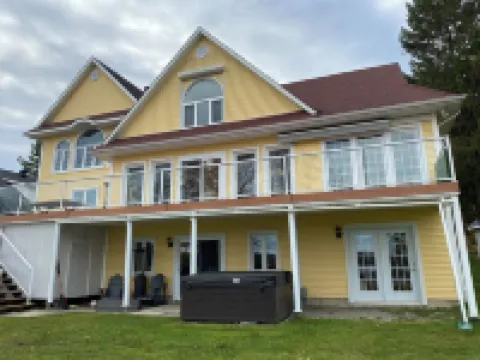 Magnifique Chalet sur le Bord de L'eau à 20 Minutes du Mont Orford et Magog