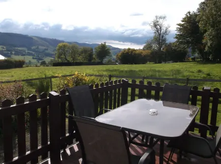 Attractive Timber Chalet In The Upper Tanat Valley. Sleeps 4. Отели в г. Освестри