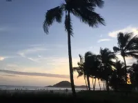 Renovated building, 150m2, 4 bedrooms-air-cond, terrace and barbecue, standing in the sand.