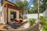 Modern and beautifully furnished 3-bedroom, 2-story villa: Suns Out Buns Out! Hotels in La Veleta