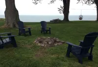 Fantastic Lake View! Quiet, Clean w/Deck, BBQ & Fire pit* Walk to 3 Wineries فنادق في Essex