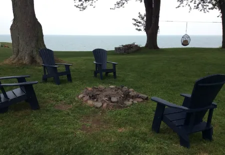 Fantastic Lake View! Quiet, Clean w/Deck, BBQ & Fire pit* Walk to 3 Wineries Отели в г. Essex