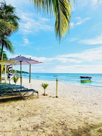 Casa Kennedy - Family Beach Home - Last Private House on West Bay Beach