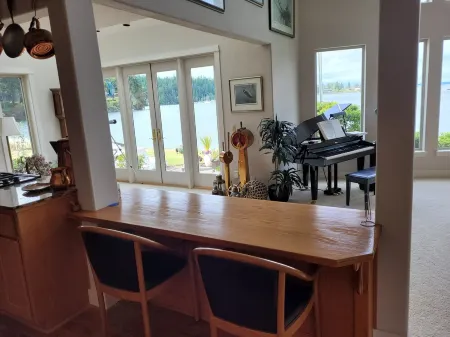 Beachfront Home With Sweeping Views of Water and Mount Baker Отели в г. Порт Ладлоу