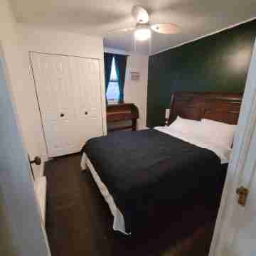 Cozy suite with private entrance, 5 minutes from downtown. Rooms