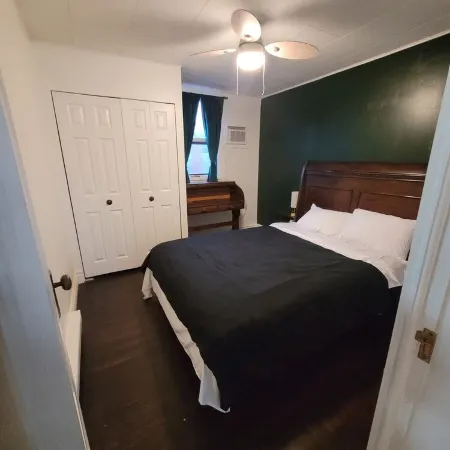 Cozy suite with private entrance, 5 minutes from downtown.