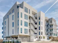 Chic Riverfront Condo, <1mi to Broadway & Downtown