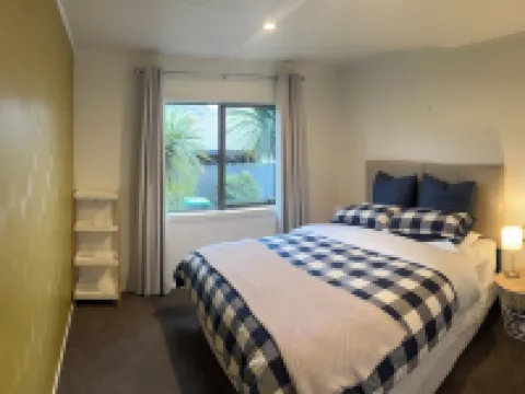 Elevated Mountain Views on Waenga Hotels in Cromwell