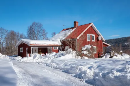 Idyllic Swedish house with lake view and 350 m private shoreline Отели в г. Сунне