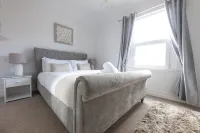 Stroll To The City Centre In From Chic Refurbished Townhouse