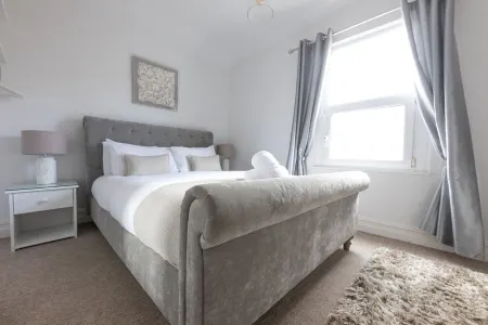 Stroll To The City Centre In From Chic Refurbished Townhouse Отели в г. Риверсайд