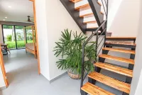 Villa Guacamaya Roja - Luxury 4 Bed & Pool in Playa Grande, Walk to Beach & Surf