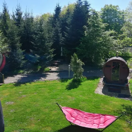 Spacious vacation apartment with fireplace and barrel sauna in the sheltered garden.