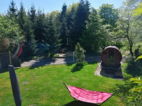 Spacious vacation apartment with fireplace and barrel sauna in the sheltered garden.