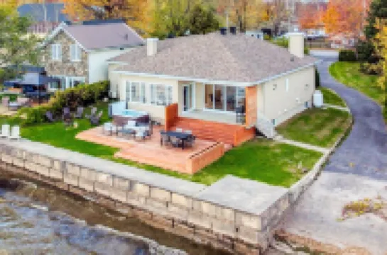 Modern Lake House with Spa on Champlain Lake, Venise-en-Québec Hotel di 