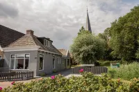 Rural four-person holiday home with a fantastic view. Hotels in Holwerd