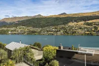Luxurious Lake View Escape - 3 Bedroom Home!