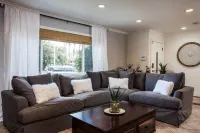 Modern Newbury Park Home| Netflix| Quiet| Safe| Meticulously Clean