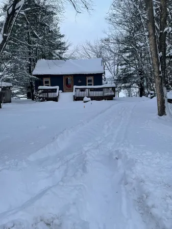 Cozy 4 Season Cottage stunning sunsets on Sparrow LakePet friendly)New Hot Tub