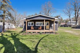 Cozy Beach Cottage with Sauna & Spacious Backyard just 5mins from the Beach