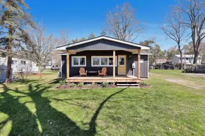 Cozy Beach Cottage with Sauna & Spacious Backyard just 5mins from the Beach