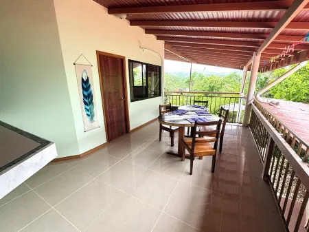 Gorgeous, LARGE, peaceful! Perfect location!