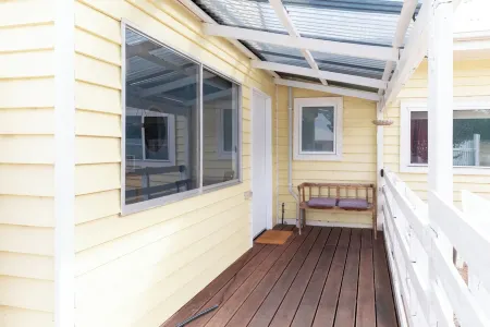 Cosy & historical one-bedder - perfect to explore Castlemaine & the Goldfields Отели рядом с достопримечательностью «Буда Хисторик Хоум & Гарден»