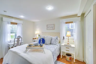 Hike, Sip and Explore Charming Waterford Cottage! Hotels in Leesburg