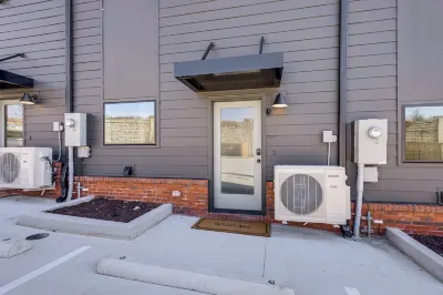 < 2 Mi to Dtwn: Modern Townhome in Knoxville