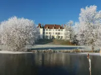 Château de Matel فنادق في Le Coteau