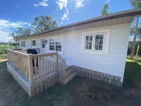 The Pines Motel and Cottages Hotels in Queens County