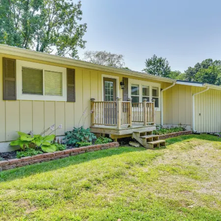 2 Mi to Lake Michigan: Pet-Friendly Sawyer Apt