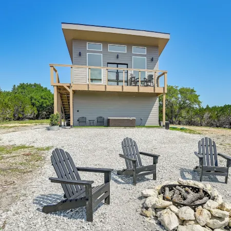 Hot Tub & Valley Views: Hidden Gem in Texas