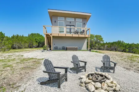 Hot Tub & Valley Views: Hidden Gem in Texas
