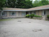 Clarkson Village Motel, 1815 Lakeshore Rd West Mississauga Отели рядом с достопримечательностью «Шеридан»