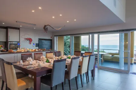 Crayfish Lodge Sea & Country Guest House Отели в г. Greater Hermanus