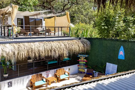 Shark Town Mal Pais Отели рядом с достопримечательностью «Mar azul»