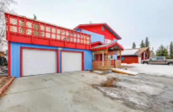 Near Dtwn and Pioneer Park Fairbanks Home with Deck!