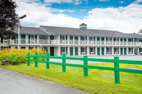 Colonnade Inn Hotels in Burke
