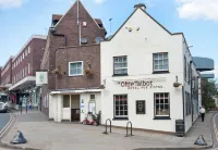 Ye Olde Talbot Hotel by Greene King Inns فنادق في Bransford