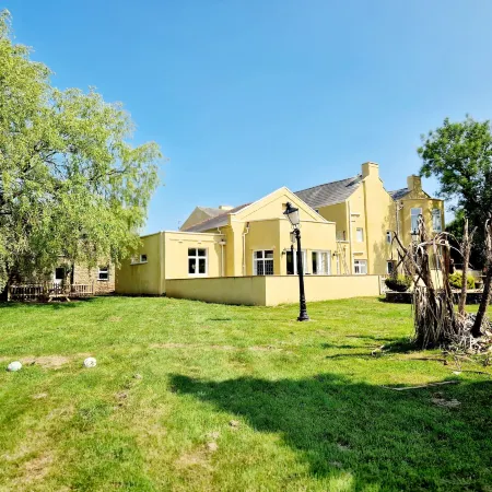 7 Holly Barn