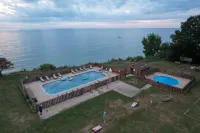 Lake Bluff Inn and Suites - 2-Star