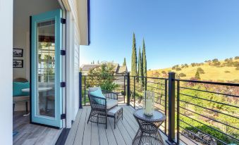 Steps to Sutter Creek Chic Wine Country Cottage