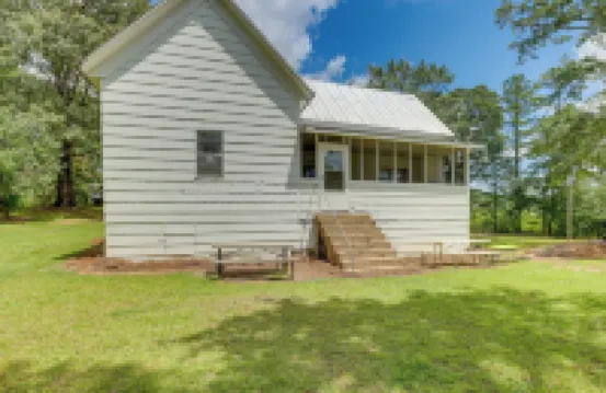 2 Mi to Lake: Lineville Farmhouse w/ Fire Pit فنادق في 