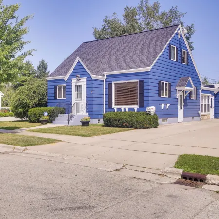 Cozy Wisconsin Abode Walk to Lake Michigan!